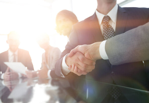 рукопожатие деловых партнеров в конференц-зале
