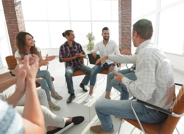 Geschäftsleute applaudieren — Stockfoto