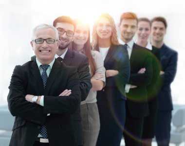 iş ekibi önünde duran üst düzey iş adamı