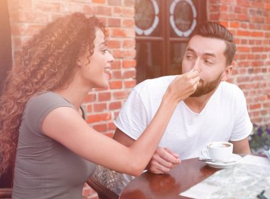 Genç turist yan dışında restoran masada Kahvaltı