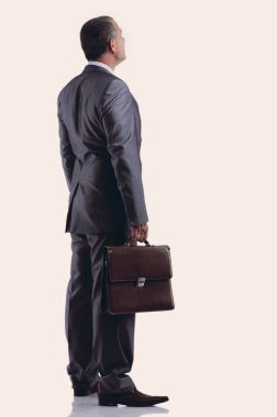 tam growth.rear görünümünde. boş ekrana bakarak işadamı