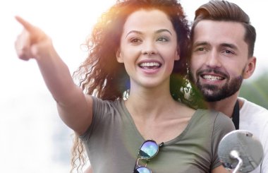 Genç güzel çift sürme motosiklet şehir sokak.