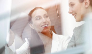 Masa başında oturan glass.colleagues