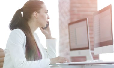 bir müşteriye telefonda konuşurken çalışan