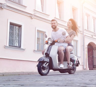 Mutlu çift retro motosiklet sürme tam uzunlukta yan görünüm