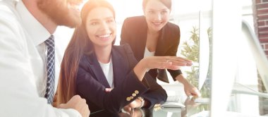 portre. iş takım tartışıyor