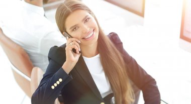 Kadın işçilerin bir cep telefonunuzda bir müşteri ile konuşurken