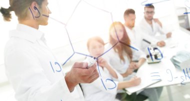 şeffaf yönetim kurulu ile görüntüleyin. bir bilim adamı bir raporu yapar.