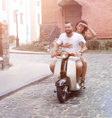 Genç çift sürme motosiklet City