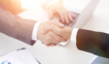 portre .handshake iş ortakları masanın üstünde