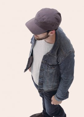 Yukarıdan görüntüleyin. bir beyzbol kap ve kot ceketli çocuk