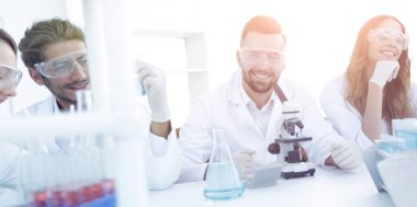 Arkaplan görüntüsü bir grup bilim adamı mikrobiyologdur..