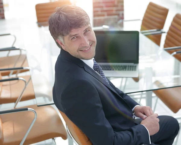 Smiling manager sitting at work desk in meeting room. — Stock Photo, Image