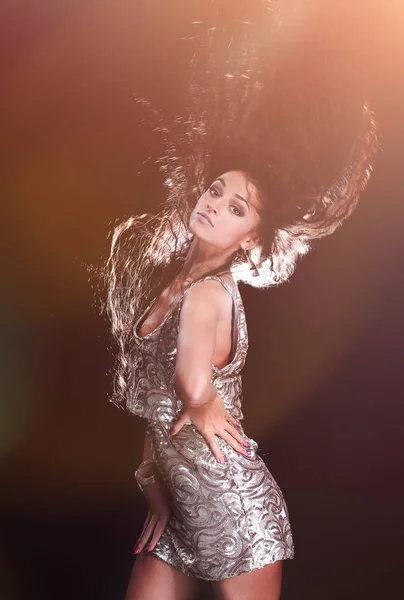 Портрет девушки, танцующей с длинными темными волосами — стоковое фото