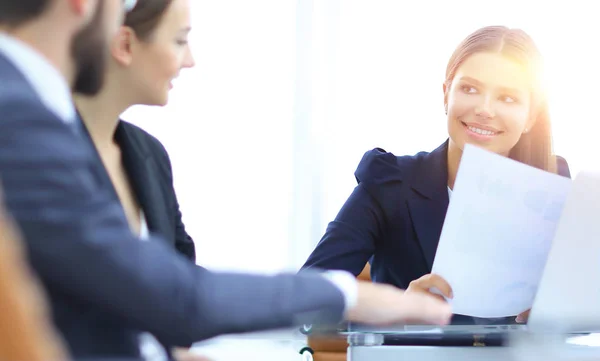 Zakenpartners die documenten en ideeën bespreken tijdens vergaderingen — Stockfoto