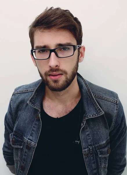Портрет молодого человека в очках — стоковое фото