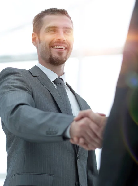 Primer plano .businessman estrechando la mano con un socio de negocios . —  Fotos de Stock