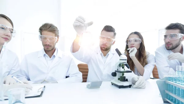 Equipo de científicos trabajando juntos en el laboratorio — Foto de Stock