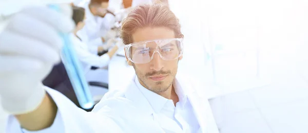 Tubo com reagentes em laboratório de fundo desfocado. — Fotografia de Stock