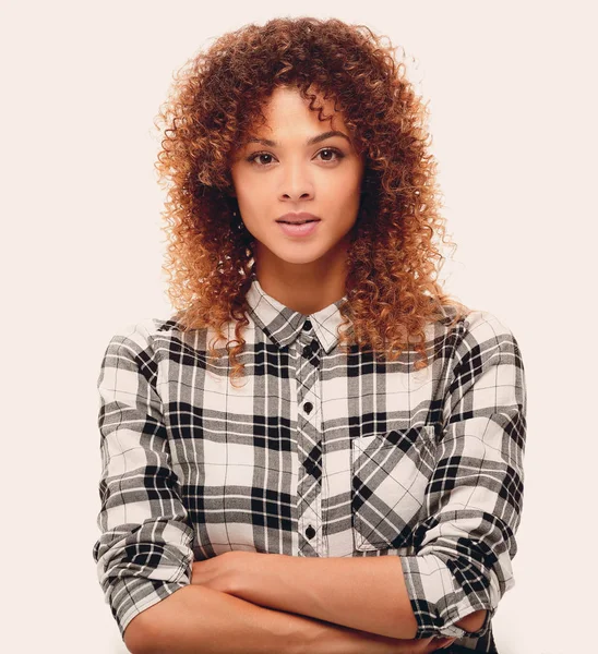 Portret van een aantrekkelijke jonge vrouw in een plaid shirt — Stockfoto