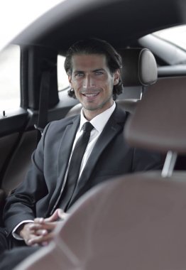 rahat bir arabada oturan işadamı