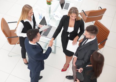 el sıkışma Yöneticisi ve sözleşmenin imzalandığı sonra istemcinin