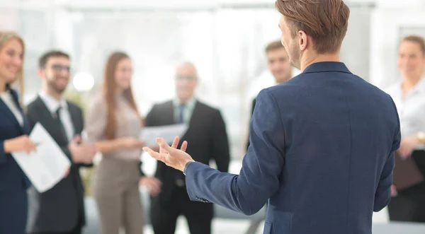 Imagen es borrosa. El Gerente hace un informe al equipo de negocios . —  Fotos de Stock