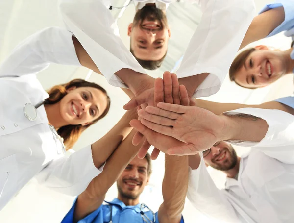 Vue du bas. gros plan d'un médecin plié les mains ensemble — Photo