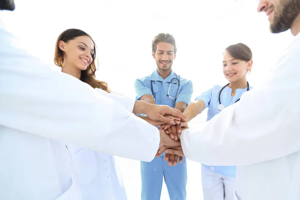Orvosok és nővérek egy orvosi csapat egymásra mutató kezét — Stock Fotó