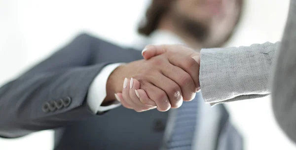 Zakenlieden handshaking na succesvolle zakelijke bijeenkomst — Stockfoto