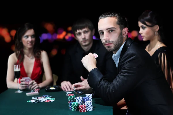 Amigos de classe alta jogando em um cassino — Fotografia de Stock