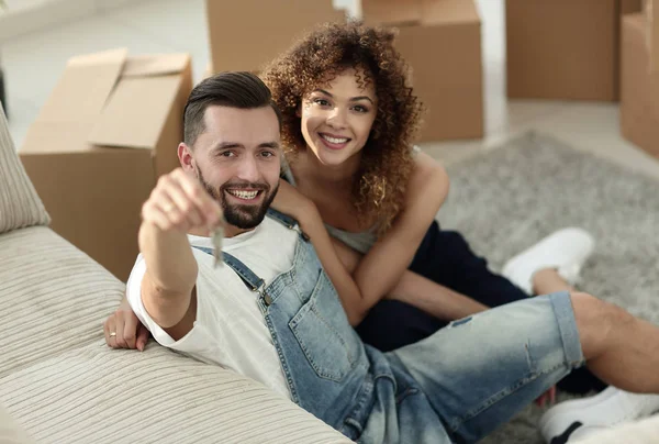 Νεαρό ζευγάρι κρατώντας πατημένο το πλήκτρο σε ένα νέο διαμέρισμα — Φωτογραφία Αρχείου