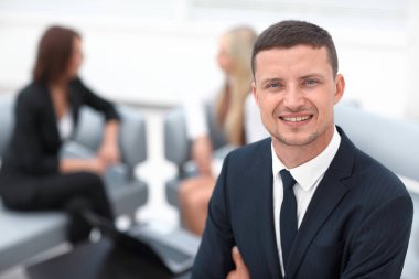 Bulanık arka plandaki başarılı iş adamı