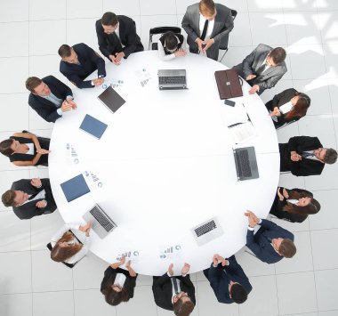 Yukardan manzara. Yuvarlak masa için iş ortakları toplantısı..