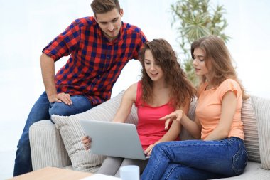 oturma odasında kanepede oturan öğrencilerin grup.