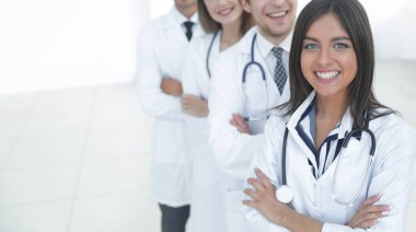 mutlu başarılı arkadaşları grup ile kadın doktor
