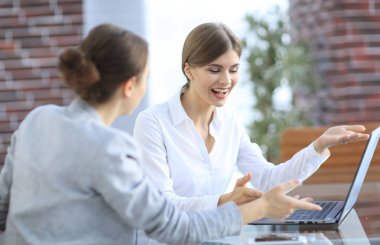 iş ekibinin üyeleri dizüstü bilgisayarla çalışıyor.