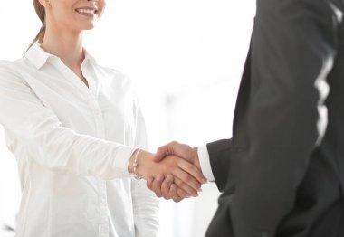 el sıkışma genç iş kadını bir meslektaşı ile