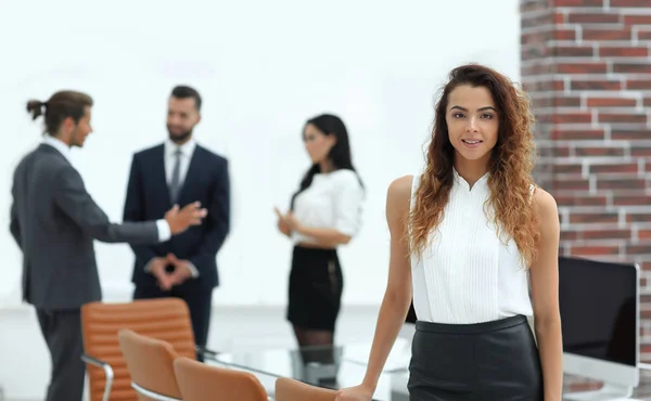 Mulher bonita no fundo de pessoas de negócios . — Fotografia de Stock