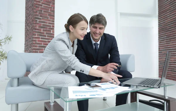 I partner commerciali analizzano i risultati del lavoro congiunto — Foto Stock