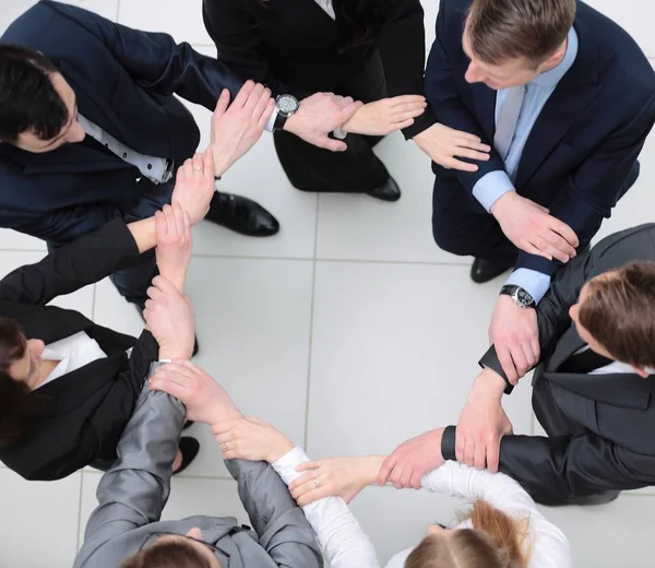 Κοντινό πλάνο. χέρια επιχειρηματική ομάδα σχηματίζουν έναν κύκλο — Φωτογραφία Αρχείου