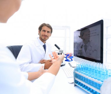 Bir güzel laboratuvar kadın test ve deneyler