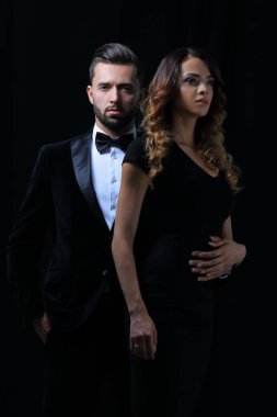 şık erkek ve kadın yan yana studio poz.