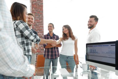 Genç tasarımcılar ve istemci el sıkışma