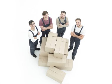 Beyaz arka plan üzerinde izole kutuları tutan genç Nakliyeciler,