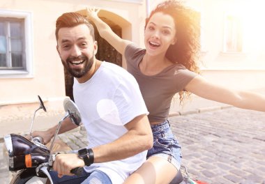 Genç çift bir scooter sürme ve having fun