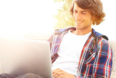 ciddi adam üstünde laptop evde çalışma