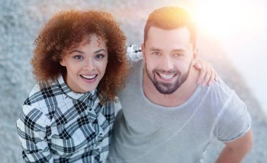 Genç çiftin birbirlerini yeni oturma odasında bir beşlik