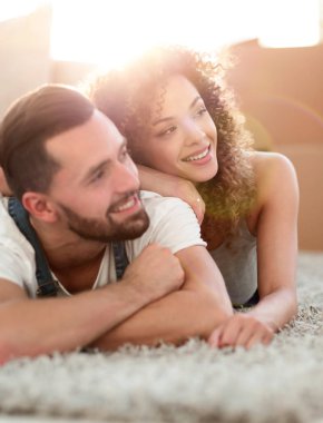 Mutlu çift arka plan bulanık halıya yatan