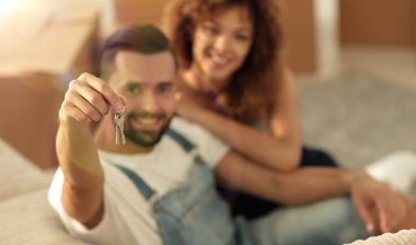 Yeni bir daire için bir anahtar ile genç Çift.